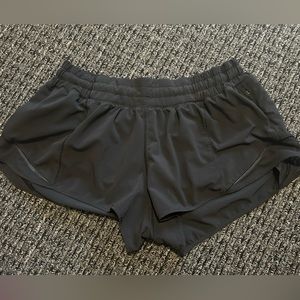 Lululemon hotty hot low-rise lines short 2.5: black, size 6